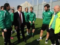 Mustafa Dündar, Hikmet Karaman ve futbolcuları ziyaret etti