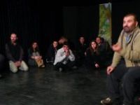 Sanatçı Yılmaz Arıkan, tiyatro gönüllüleriyle buluştu