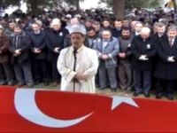 Genç polis, toprağa verildi