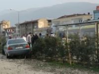 Otomobil, otobüs durağına girdi, 3'ü çocuk 4 kişi yaralandı