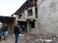 1995 depreminden kalan metruk binalar yıkılıyor