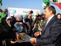 Bakan Eroğlu, önce faydasını anlattı sonra kestane dağıttı