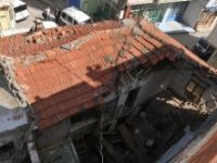 Evin duvarı üstüne yıkıldı.