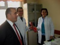 Kaymakam, hastane personeline karanfil dağıttı