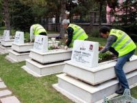 Şehitlikleri çiçeklerle donatılıyor