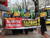 Suriye halkına destek için yağmurda yürüdüler