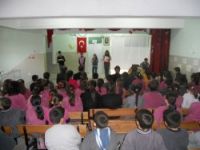 Ortaokul öğrencilerinden şiir dinletisi