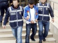 Yakalanmamak için uyuşturucuları bacaya poşetle asmış