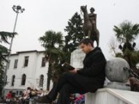 Atatürk anıtı önünde kitap okudular