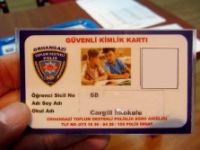 Polisten öğrencilere güvenli kimlik kartı