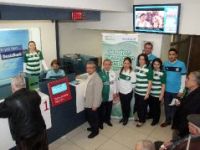 Banka personeli Bursaspor formasıyla çalışıyor