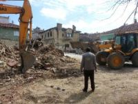 Orhaneli’ndeki virane evler yıkılıyor