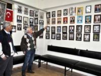 Köyde ölenlerin fotoğraflarını toplayıp sergi açtı