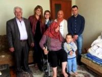 Engellilere tekerlekli sandalye hediyesi