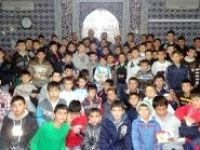 Kutlu Doğum Haftası'nda namazlarını camide kılan çocuklar ödüllendirildi