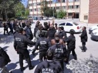 Üniversitede Kutlu Doğum gülü dağıtan gruba sol görüşlü öğrenciler saldırdı