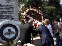 CHP, Valilik izni ile Atatürk Anıtı’na çelenk koydu