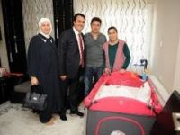 Çat kapı ev ziyareti yapan Dündar’a bebek sürprizi