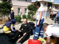 Evin çatısına inen paraşütçü, yere düştü