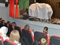 “Uçan Şemsiye” isimli müzikli çocuk oyunu, çocuklarla buluştu. 