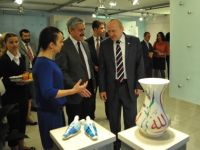 Vali Dr. Kadir Koçdemir, “İznik Büyüsü” adlı sergiyi gezdi.
