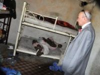 Karacabey Belediyesi'nden, harabe evde yaşayan aileye destek
