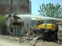 Bursa İnegöl Belediyesi metruk yapıyı yıktı.