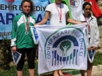 Kano yarışlarında kupa sevinci