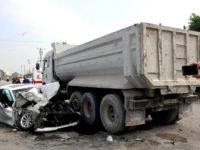 Lüks otomobil, kamyonun altına girdi.