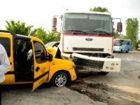Otomobil kamyonun altına girdi: 6 yaralı