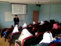 Çitgöl İlköğretim Okulu'nda aileler çocuklarıyla birlikte film seyrediyor