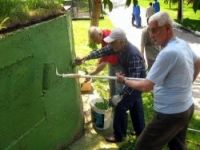 Huzurevi sakinlerinin bahçe keyfi