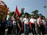 CHP, Atatürk anıtına resmi törenin ardından çelenk koydu