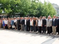 Baro Başkanı, genç avukatlarla anıta çelenk koydu