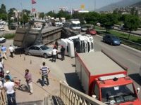 Seyir halindeki TIR’ın damperi açıldı, 5 kişi ölümden döndü