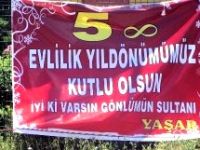 Pankartlı evlilik yıldönümü kutlaması