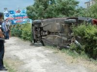 Otomobil çocuk parkına devrildi.
