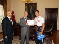 Vali Şahabettin Harput,  Milli Sporcu Hüsnü Sarı’ya başarı belgesi verdi.