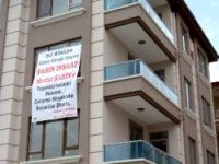 Ev sahibi müteahhite, dev afişle teşekkür etti