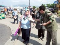 Temiz çevre için 'kese kağıdı' dağıttılar