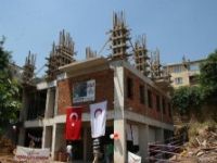 Evlerini satıp kız yurdu yaptıran Kızılay’a destek oldular