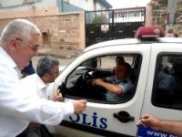 Bursa'da polis, kandil çikolatası dağıttı