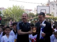 Minik kickboksçular kupayı okullarına götürdü