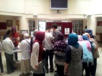 Liseli ressam, öğretmenlerinin kare kalem resimlerinden sergi açtı