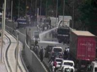 Trafikte yanan aracı TOMA söndürdü