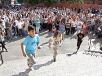 Çocuklar sınavda, aileleri bahçede terledi