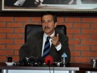 Başkan Ahmet Ataç, Eylemcilerden yolu trafiğe açmaları ricasında bulundu.