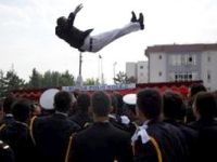 Mezuniyet sevinci sırasında havaya atılan komiser yardımcısı yere düştü