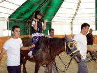 At binerek hayata tutunan otistik çocukların sertifika sevinci