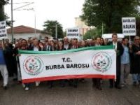 Bursa'da avukatlar cübbeleriyle yürüdü